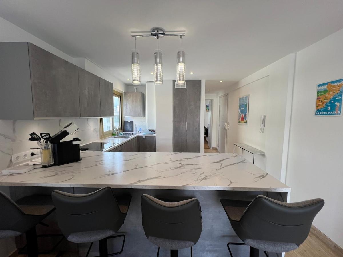Sea View, Floor Facing Port Canto In Palm