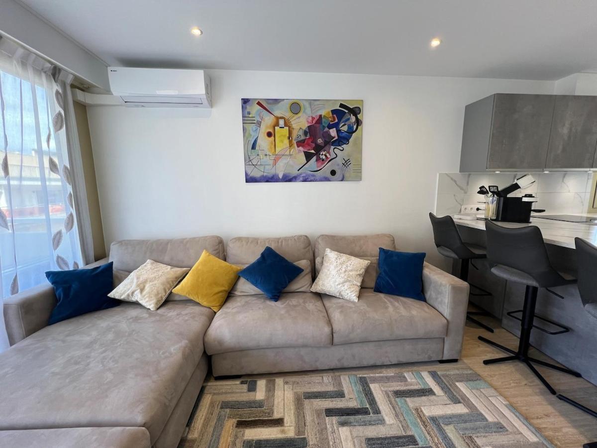 Sea View, Floor Facing Port Canto In Palm